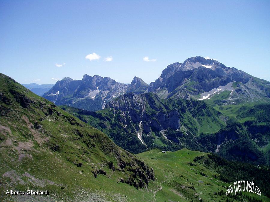 16 Le dolomie di Valcanale (Arera, Cima di Valmora, Fop, Secco) da vetta Tre Pizzi.JPG - 16 Le dolomie di Valcanale (Arera, Cima di Valmora, Fop, Secco) da vetta Tre Pizzi